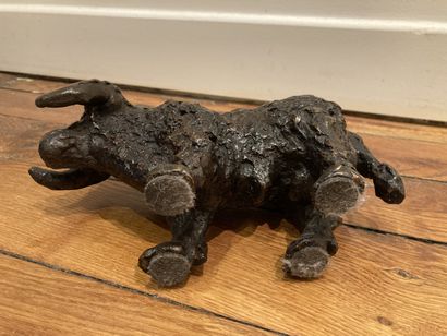 null 
Patinated modern bronze




Buffalo




H: 14 cm

Lot sold as is



