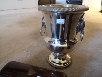 null 
Batch: veneer boxes, Medici silver metal vase, gilt bronze torch mounted as...