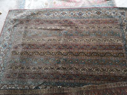 null 
Lot de trois tapis : un fond brique 200 x 116 cm

un autre à motifs de feuillages...