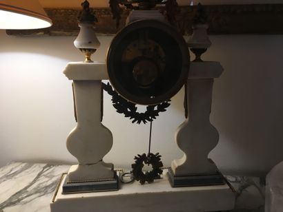 null 
Portico clock in white and grey marble, decorated with two Wedgwood medallions




(accidents)...