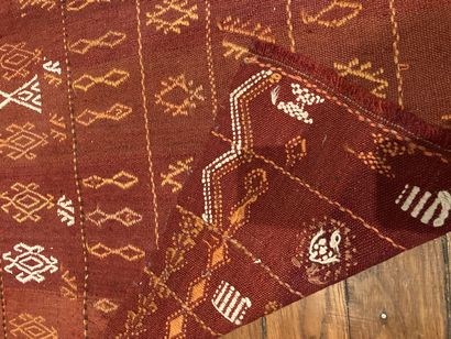 null 
Tapis Kilim fond marron (104 x 219)




Petit Kilim fond rougeà décor géométrique...