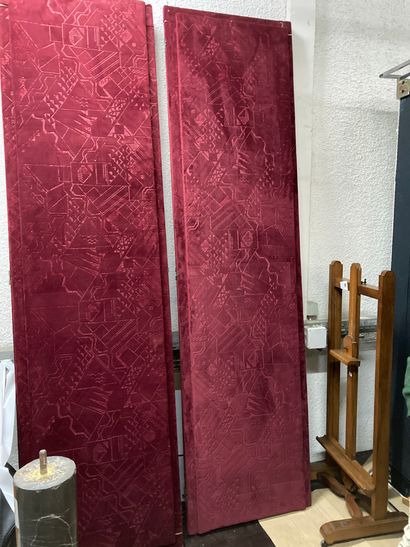  2 red velvet screens (velvet addicts) 
H: 250 cm Lot sold as is 