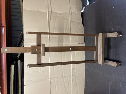 null 
One easel H: 144 cm

Lot sold as is


