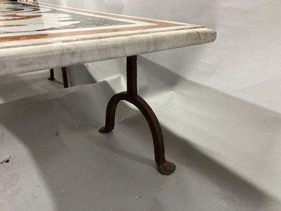  Marble and wrought iron coffee table 
H: 41 - W: 131 D: 65 cm Lot sold as is 
