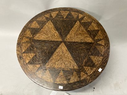  Palm veneer pedestal table 
In the 1930's taste 
H : 45 - Diam (plate) : 73 cm Lot...
