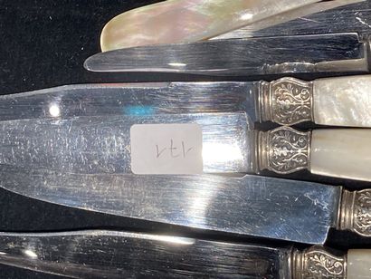 null 
Lot de couteaux manche nacre et métal argenté

Lot vendu en l'état


