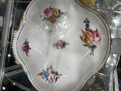 null 
Porcelain service parts: plates and bowls decorated with flowers (as is)
