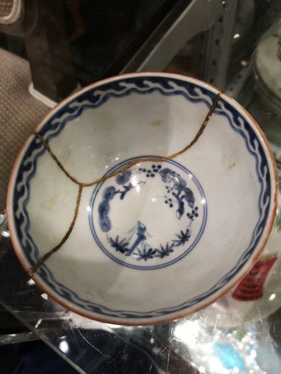 null 
Une assiette en porcelaine et deux bols couverts dans le goût de la Chine (accidents,...