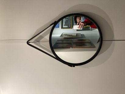 null 
Miroir moderne, façon sellier diam : 40 cm

Lot vendu en l'état


