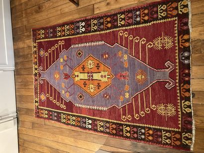 null 
Two Kilim carpets with geometric decoration




142 x 102 - 108 x 168 cm

Lot...