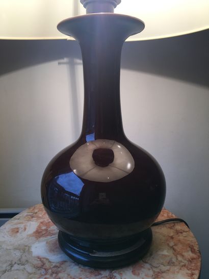 null 
CHINE. Vase en porcelaine à fond sang de bœuf, moderne, monté en lampe




H...