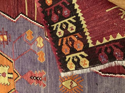 null 
Deux tapis Kilim à décor géométrique




142 x 102 - 108 x 168 cm

Lot vendu...