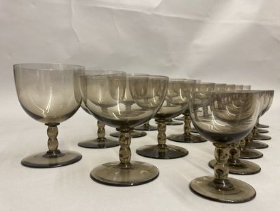 null 
DAUM, France Partie de service de verres En verre teinté marron, le fût en...