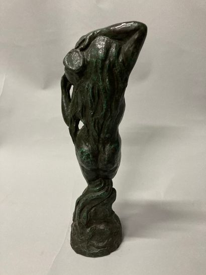  XXth School 
The source 
Bronze green patina 
H: 47 cm Lot sold as is 