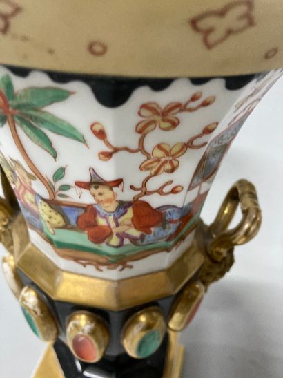  Paris porcelain vase with Chinese decoration 
Lid missing, wear and tear 
H: 37...