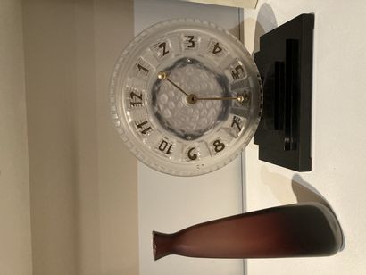 null 
Glass Clock on black plastic base H: 24 cm




A glass vase signed Venini H:...