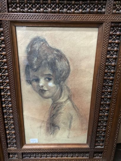  Ecole 1900 
Portrait de fillette 
Fusain et pastels 
Signé en bas à droite P.DUMONT...