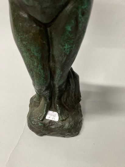  XXth School 
The source 
Bronze green patina 
H: 47 cm Lot sold as is 