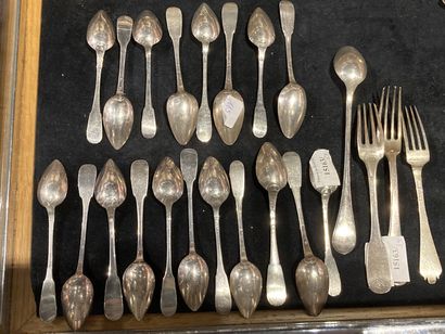 null 
SET OF XXTH CENTURY SILVER CUTLERY SET Various models including: three dessert...
