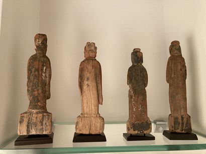 null Set of twelve statuettes in the taste of China in carved wood, 19th century

H:...