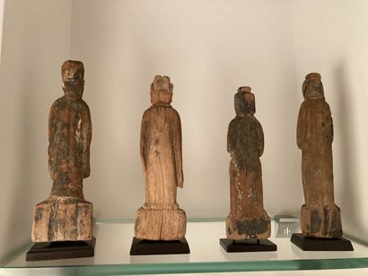 null Lot de douze statuettes dans le goût de la Chine en bois sculpté, XIXème siècle

H...