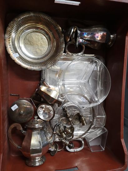 null 
Lot of silver plated metal: egg cups, platerie, gravy boat, tea-coffee service...