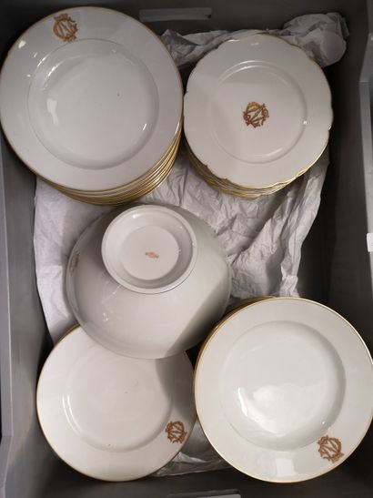 null 
PORCELAIN TABLE SERVICE PARTY FROM THE END OF THE XIXth CENTURY MARQUE DE LE...