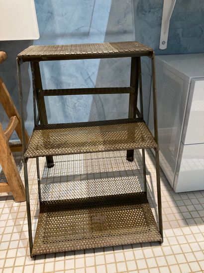  Industrial style three-step stepladder 
H: 49 cm Lot sold as is 