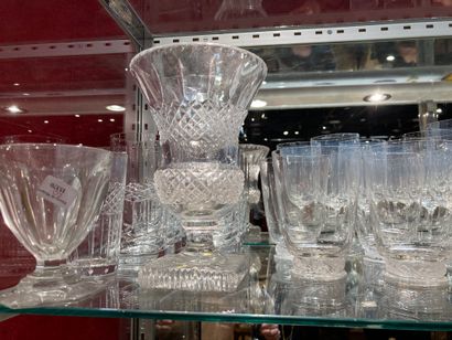  BACCARAT, LALLIQUE and SAINT LOUIS. Lot of about 2 pitchers, three vases, a carafe...
