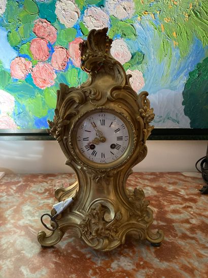  Bronze table clock 
Around 1900, Louis XV style 
H: 43 cm Lot sold as is 