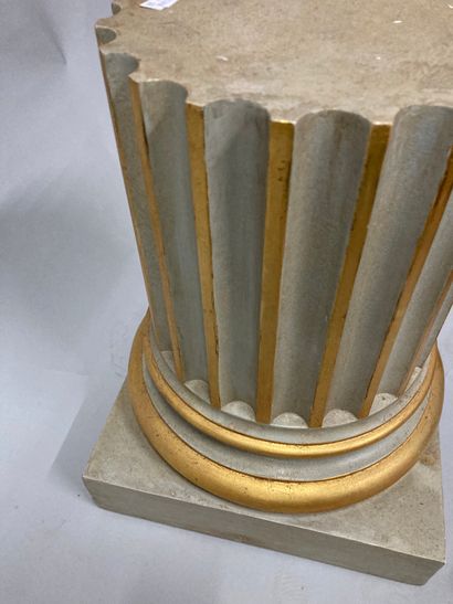  Pair of half columns in painted and gilded plaster (chips and lacks) 
H: 45 cm Lot...