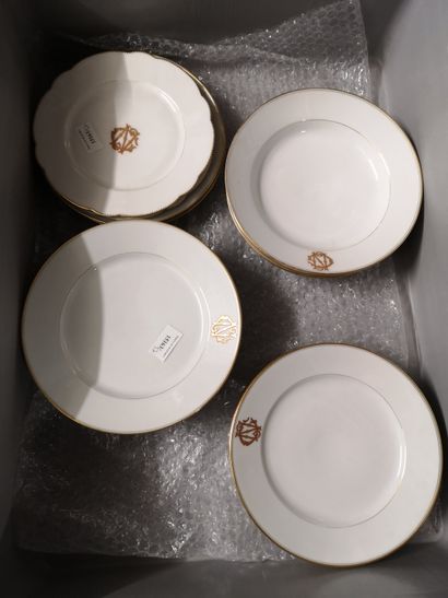 null 
PARTIE DE SERVICE DE TABLE EN PORCELAINE DE LA FIN DU XIXE SIÈCLE MARQUE DE...