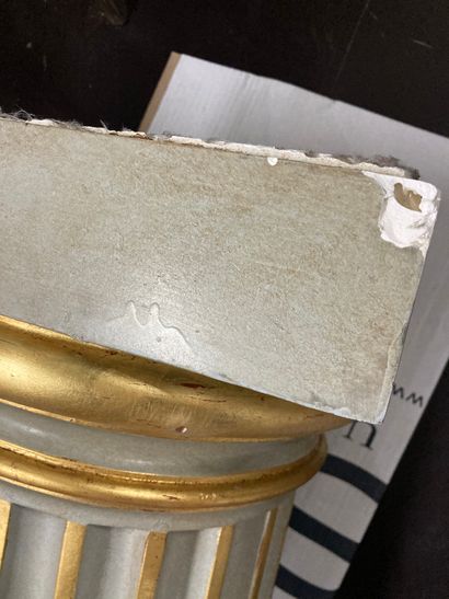  Pair of half columns in painted and gilded plaster (chips and lacks) 
H: 45 cm Lot...