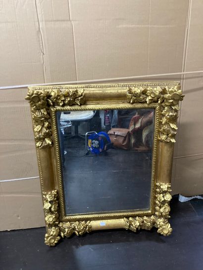  Mirror-mounted gilded frame 
77 x 64 cm Lot sold as is 