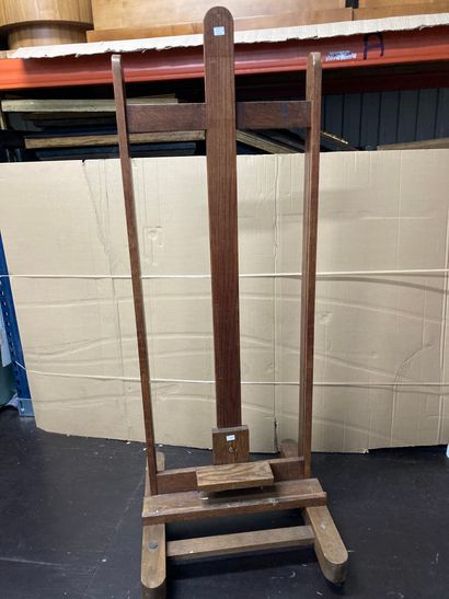  One easel H: 158 cm Lot sold as is 