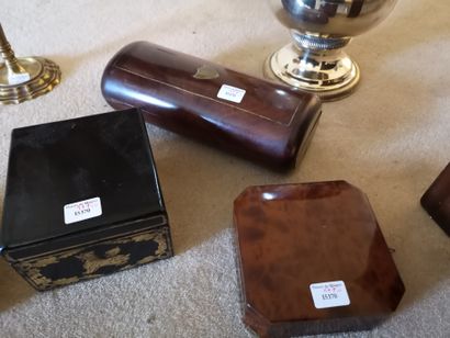 null 
Batch: veneer boxes, Medici silver metal vase, gilt bronze torch mounted as...