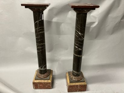  Pair of marble columns 
Shards and gaps 
H: 110 cm Lot sold as is 