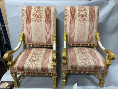 null 
Paire de fauteuils en bois laqué et doré




Style Louis XIV




H : 116 L...