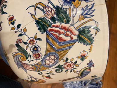  Gien pot cover (cracked and pierced) 
H: 18 - Diam: 28 cm Lot sold in the state...