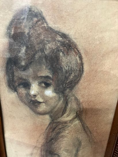  Ecole 1900 
Portrait de fillette 
Fusain et pastels 
Signé en bas à droite P.DUMONT...
