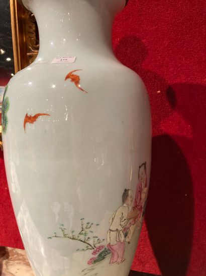 null 
CHINE. Vase en porcelaine décor polychrome d'un sage assis entourré de personnages,...