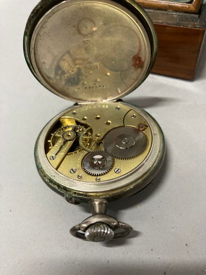  Silver gusset watch in its watch case (gross weight: 86.20g) 
It comes with a pocket...