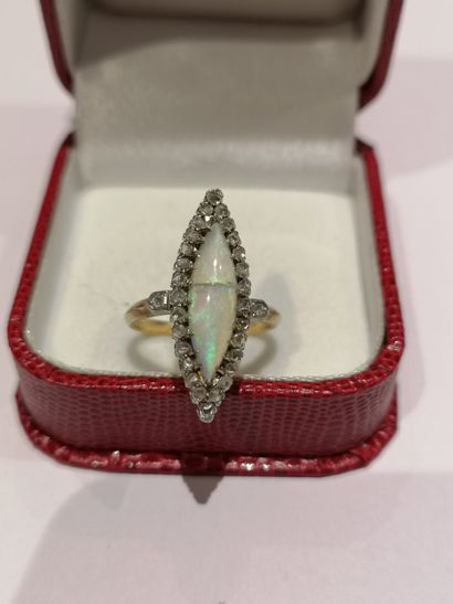 null Bague en or 750°/°° centrée d'une opale dans un entourage de diamants

Poids...