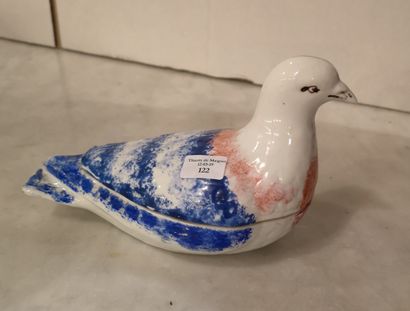 null MANUFACTURE DE KOUZNETSOV

Terrine en forme de pigeon.

Russie fin du XIXe siècle.

Porcelaine...