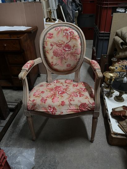 null Fauteuil cabriolet style Louis XVI moderne. Garniture de tissu rouge à fleurs....