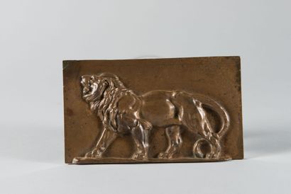 null Lion rugissant.

Plaque en bronze patiné.

Dim.: 11.5 x 19.8 cm.