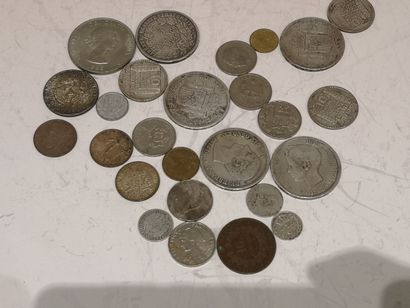 null lot de pièces démonétisées dont France, Espagne et divers 

(environ 25 piè...