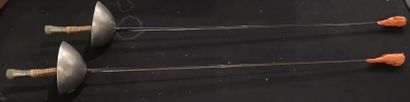 null 2 épées d'escrime . Long.: 108 cm Lame de 88 cm