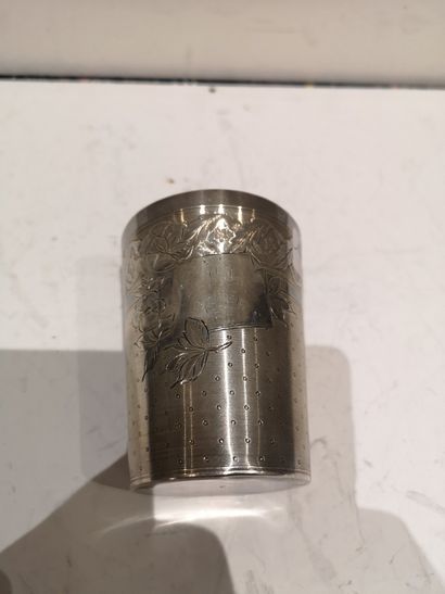 null Timbale en argent 950°/°°, fond amati et frise d'entrelats, cartouche à décor...