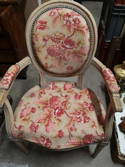 null Fauteuil cabriolet style Louis XVI moderne. Garniture de tissu rouge à fleurs....